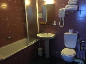 A bathroom at Nouveau Paris Park Hotel