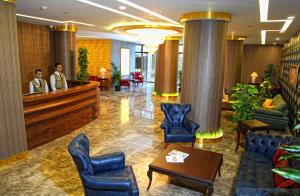 um lobby de um hotel com dois homens em pé em um bar em Grand Vuslat em Trabzon