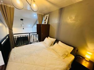 En eller flere senge i et værelse på Homey Hideout- Athena and Noah Units