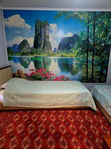 ein Schlafzimmer mit einem großen Gemälde eines Sees in der Unterkunft Chorminor 1 min to Old Town Free Dinner LA Coffee in Buxoro