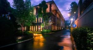 an empty street with a building on the side of it at Hangzhou Xixi Nade Runzeyuan Hotel in Hangzhou