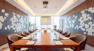 a conference room with a long wooden table and chairs at Fliport Hotel Zhangzhou Yuanshan in Zhangzhou +222 photos