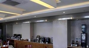 ein Restaurant mit Bar und Kaffeemaschine in der Unterkunft GreenTree Inn Jiangxi Nanchang XianGYAng Road Lianxi Road Business Hotel in Nanchang County