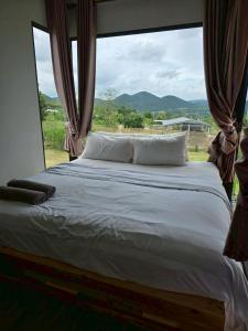 Giường trong phòng chung tại View hills mine hills Home2