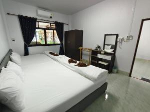 Postel nebo postele na pokoji v ubytování PHP Home Betong พีเอชพี โฮม เบตง