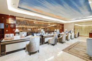 einen Salon mit Stühlen und eine Bar in einem Zimmer in der Unterkunft Chengdu Charming Yard Nature Nook Hotel in Chengdu