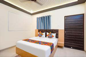 Ένα ή περισσότερα κρεβάτια σε δωμάτιο στο FabHotel Paramhans Guest House - Sant Ravidas Ghat