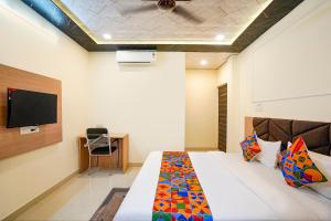 Ένα ή περισσότερα κρεβάτια σε δωμάτιο στο FabHotel Paramhans Guest House - Sant Ravidas Ghat