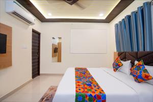 Ένα ή περισσότερα κρεβάτια σε δωμάτιο στο FabHotel Paramhans Guest House - Sant Ravidas Ghat +18 φωτογραφίες