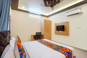 Μια τηλεόραση ή/και κέντρο ψυχαγωγίας στο FabHotel Paramhans Guest House - Sant Ravidas Ghat