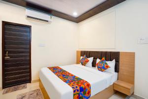 Ένα ή περισσότερα κρεβάτια σε δωμάτιο στο FabHotel Paramhans Guest House - Sant Ravidas Ghat