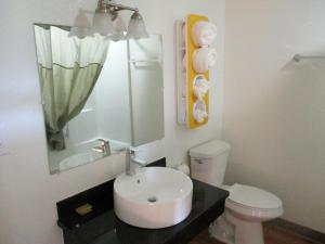 bagno con lavandino, servizi igienici e specchio di Motel 6-Prairie Du Chien, WI a Prairie du Chien