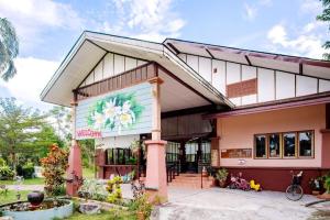 ein Gebäude mit einem Schild an der Seite in der Unterkunft Water Jade Natural Resort in Ban Bo Dan