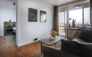 ein Wohnzimmer mit Sofa und Tisch in der Unterkunft Almåsa Havshotell in Västerhaninge + 21 Fotos