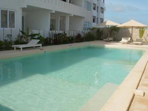 Bazén v ubytování Ocean Views, Steps to the Shore nebo v jeho okolí