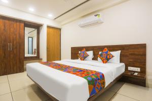 un dormitorio con una cama grande en una habitación en Hotel kingdom, en Indore