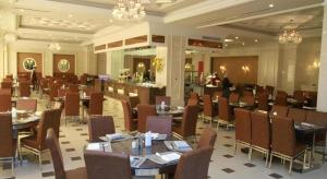 a dining room with tables and chairs in a restaurant at Inzone Garland Hotel Taian in Huangqian +80 photos