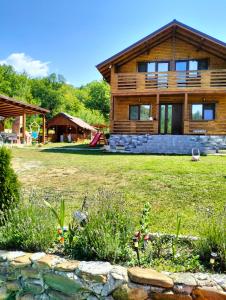 ein Blockhaus mit Garten in der Unterkunft Cabana din Livada, Călimănești in Sălătrucel