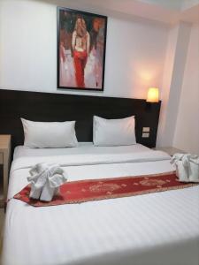 ein Schlafzimmer mit einem Bett mit zwei gefüllten Elefanten drauf in der Unterkunft AtWhitePatong in Patong Beach