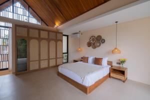En eller flere senge i et værelse på Large Private Pool Villa Border Canggu & Pererenan + 37 billeder