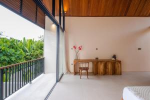 En balkon eller terrasse på Large Private Pool Villa Border Canggu & Pererenan