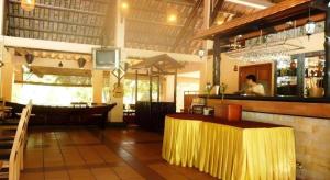 un restaurant avec un bar et une femme derrière le comptoir dans l'établissement Can Gio Resort, à Ấp Long An