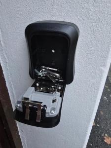 a black electrical outlet on a white wall at FERIENWOHNUNG 75m2 APARTMENT in ZITTAUER STADTZENTRUM INNENSTADT INNENRING TOP LAGE - WOHNEN AUF ZEIT IN ZITTAU - 3 RAUM WOHNUNG in Zittau +17 photos