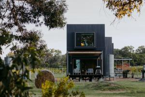 亚林加普Barn Hives Yallingup的黑色外墙现代房屋