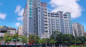 un grand bâtiment de grande hauteur au cœur d'une ville dans l'établissement City Comfort Inn Shenzhen Longhua Bus Station Qinghu Metro Station, à Tiantangwei