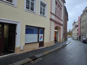 eine leere Straße in einer Stadt mit Gebäuden in der Unterkunft FERIENWOHNUNG 75m2 APARTMENT in ZITTAUER STADTZENTRUM INNENSTADT INNENRING TOP LAGE - WOHNEN AUF ZEIT IN ZITTAU - 3 RAUM WOHNUNG in Zittau
