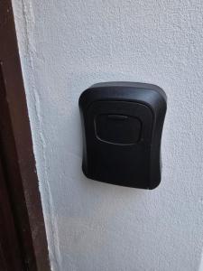 ein schwarzer Türgriff an einer weißen Wand in der Unterkunft FERIENWOHNUNG 75m2 APARTMENT in ZITTAUER STADTZENTRUM INNENSTADT INNENRING TOP LAGE - WOHNEN AUF ZEIT IN ZITTAU - 3 RAUM WOHNUNG in Zittau