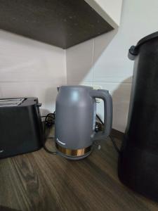 Eine Kaffeekanne steht auf dem Boden neben einem Herd. in der Unterkunft FERIENWOHNUNG 75m2 APARTMENT in ZITTAUER STADTZENTRUM INNENSTADT INNENRING TOP LAGE - WOHNEN AUF ZEIT IN ZITTAU - 3 RAUM WOHNUNG in Zittau