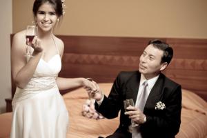 una novia y un novio sosteniendo copas de vino en Hotel Tikary, en Arequipa