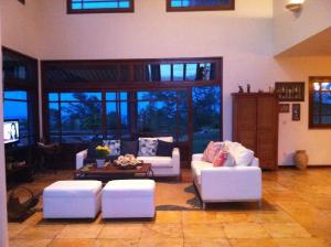 a living room with two couches and a table at Casa de Praia em Mundaú in Mundaú