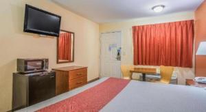 TV a/nebo společenská místnost v ubytování Rodeway Inn & Suites + 13 fotografií