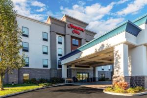 eine Darstellung der Vorderseite eines Holiday Inn Hotels in der Unterkunft Hampton Inn Middletown in Middletown
