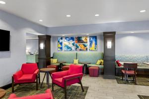 ein Wartezimmer mit roten Stühlen und Tischen in der Unterkunft Hampton Inn Middletown in Middletown