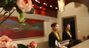 ein paar Schaufensterpuppen vor einem Spiegel in der Unterkunft Langfang Ovation Hotel in Nanjianta + 210 Fotos