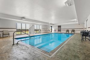 ein großer Pool mit blauem Wasser in einem Gebäude in der Unterkunft Hampton Inn Middletown in Middletown