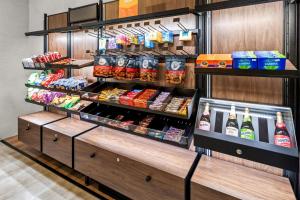 ein Ladenauslage mit vielen Speisen und Getränken in der Unterkunft Hampton Inn Middletown in Middletown