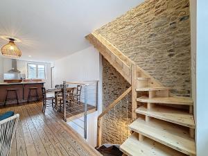 een kamer met een houten trap en een keuken met een tafel bij Bel appartement centre de Cancale in Cancale +25 foto's