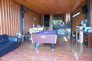 ein Wohnzimmer mit einer Tischtennisplatte in der Mitte in der Unterkunft Near beach hostel in Strand Bang Tao + 97 Fotos