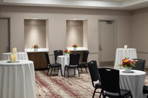 A restaurant or other place to eat at Hilton Garden Inn Chicago Downtown/Magnificent Mile