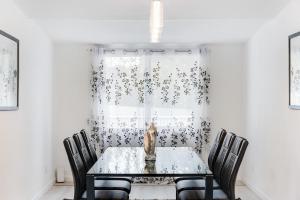 Χώρος καθιστικού στο Bright 5BR Home Near Puget Sound Beach Access