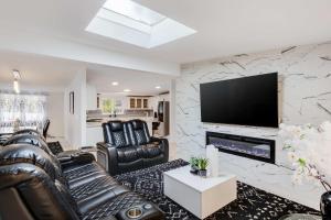 Μια τηλεόραση ή/και κέντρο ψυχαγωγίας στο Bright 5BR Home Near Puget Sound Beach Access