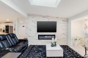 Μια τηλεόραση ή/και κέντρο ψυχαγωγίας στο Bright 5BR Home Near Puget Sound Beach Access