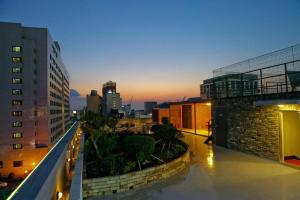 - une vue sur la ville au coucher du soleil depuis un bâtiment dans l'établissement Jeju Sejong Hotel, à Jeju