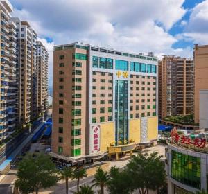 ein großes Gebäude mitten in einer Stadt in der Unterkunft Zhonglian Harbor Hotel in Shanwei