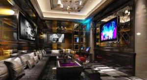 ein Wohnzimmer mit Sofa und Fernseher in der Unterkunft Manhatton Hotel Beihai in Dianbailiao