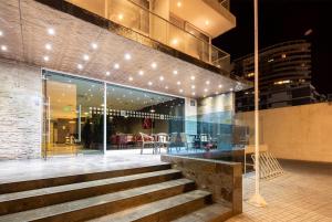 un bâtiment avec un escalier en face d'un bâtiment dans l'établissement Wyndham Garden Antofagasta Pettra, à Antofagasta